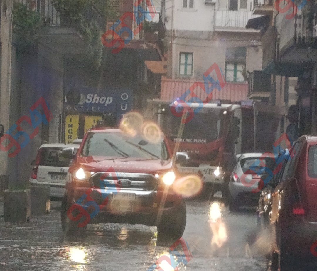 PATERNO'. Scintille e scoppi da una cassetta elettrica: strada chiusa, sul posto vigili del fuoco e tecnici