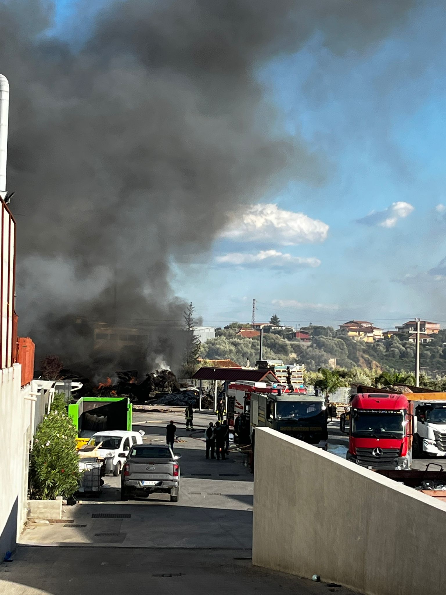 BELPASSO – VASTO INCENDIO A VALCORRENTE: FIAMME IN UNA DITTA DI SMALTIMENTO ELETTRODOMESTICI, PROSEGUONO LE OPERAZIONI DI SPEGNIMENTO. LE FOTO
