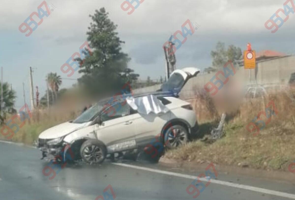 SS121, auto si ribalta nei pressi di Palazzolo: miracolosamente illeso il conducente. Poco dopo scontro sulla SS284, tre feriti - 
