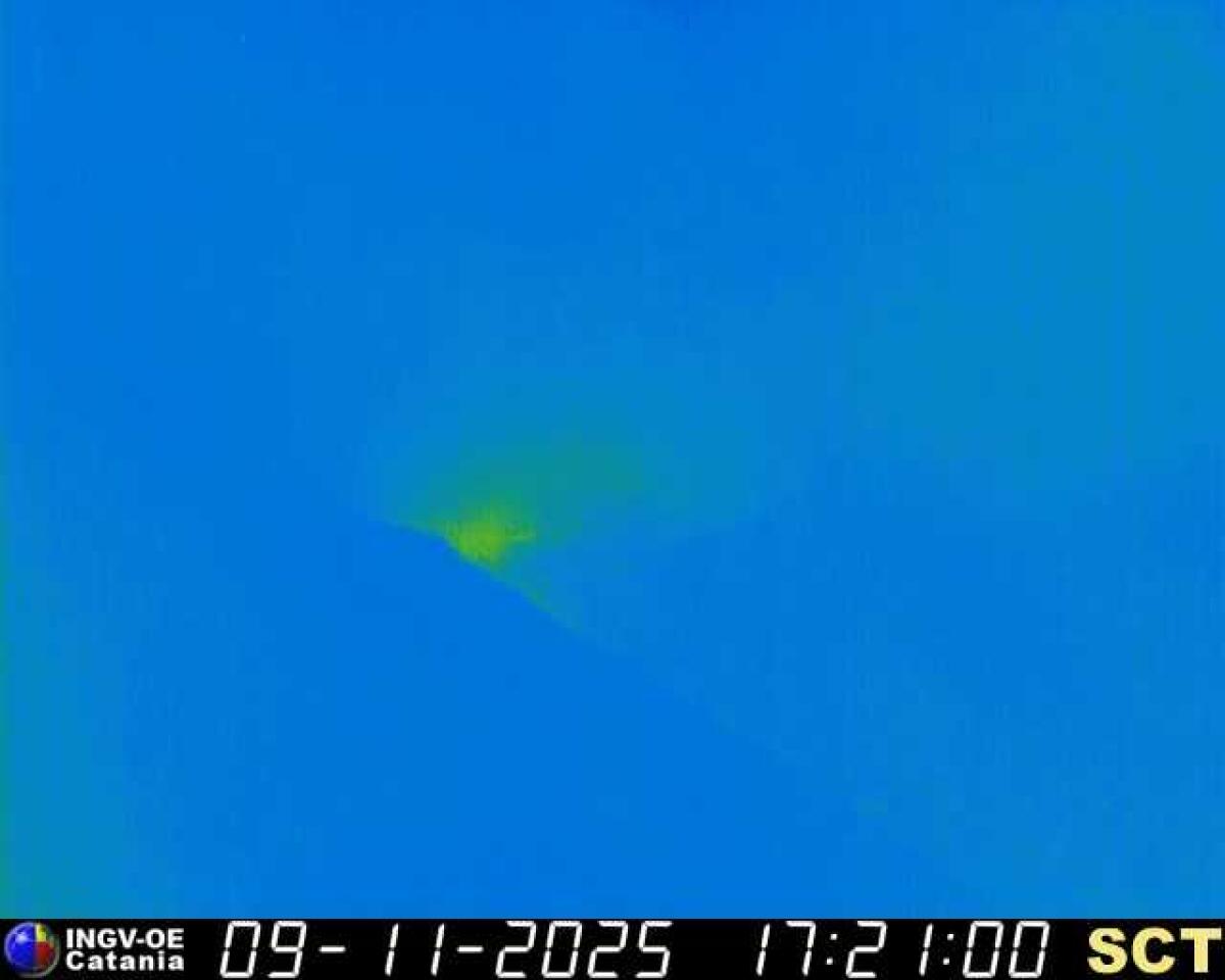 Il vulcano Stromboli torna a dare spettacolo: lava e fumo sulla Sciara del Fuoco - 