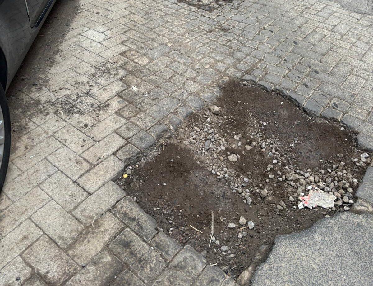 Paternò, segnalazione urgente: crepe e buche profonde in via Lepanto - 