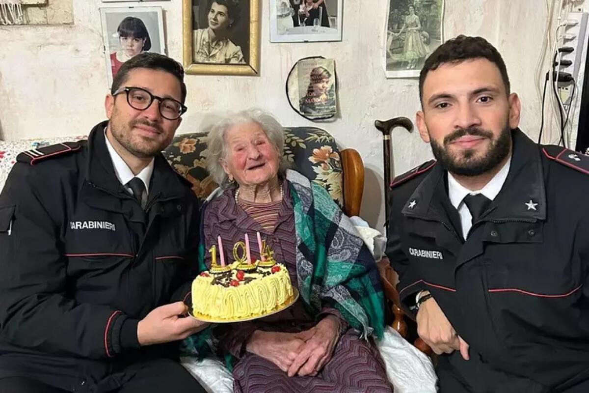 Zia Rosina compie 104 anni: i Carabinieri di Favignana le portano torta e spumante - 