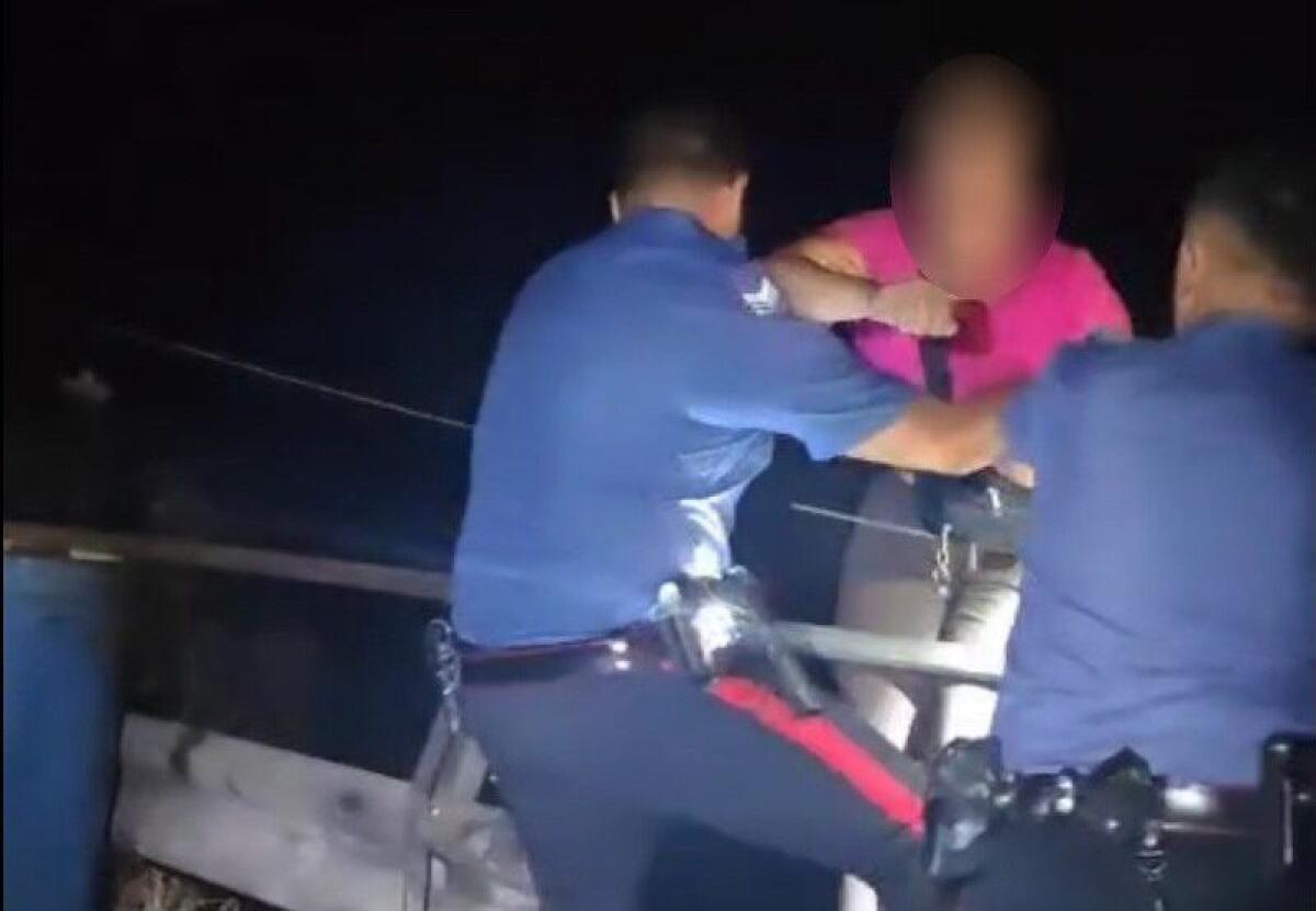 Castiglione di Sicilia, 21enne minaccia di lanciarsi da un ponte: provvidenziale intervento dei Carabinieri - 