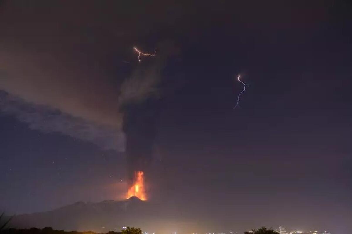 L’eruzione dell’Etna del 2015 ha lasciato tracce a 200 km di altezza - 