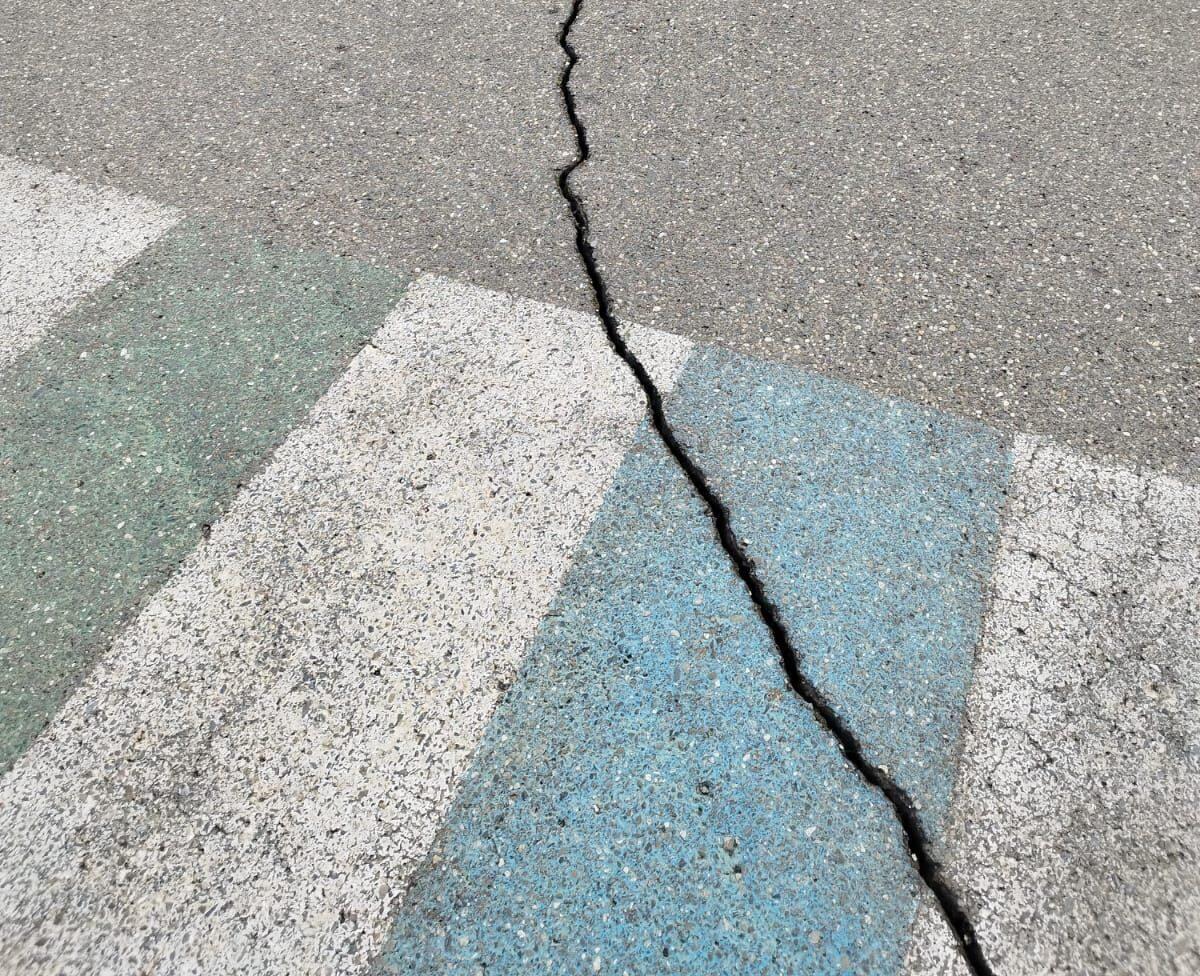 Paura a Tremestieri Etneo: crepa nell’asfalto vicino alla scuola, scuole chiuse il 18 novembre - 