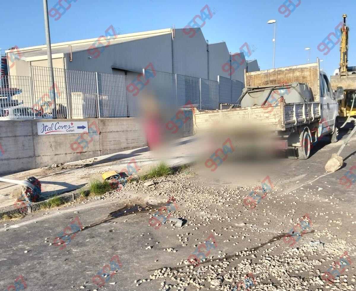 Belpasso, incidente sulla SP14: furgone si schianta contro una rotonda e poi contro un muro, illeso conducente - 