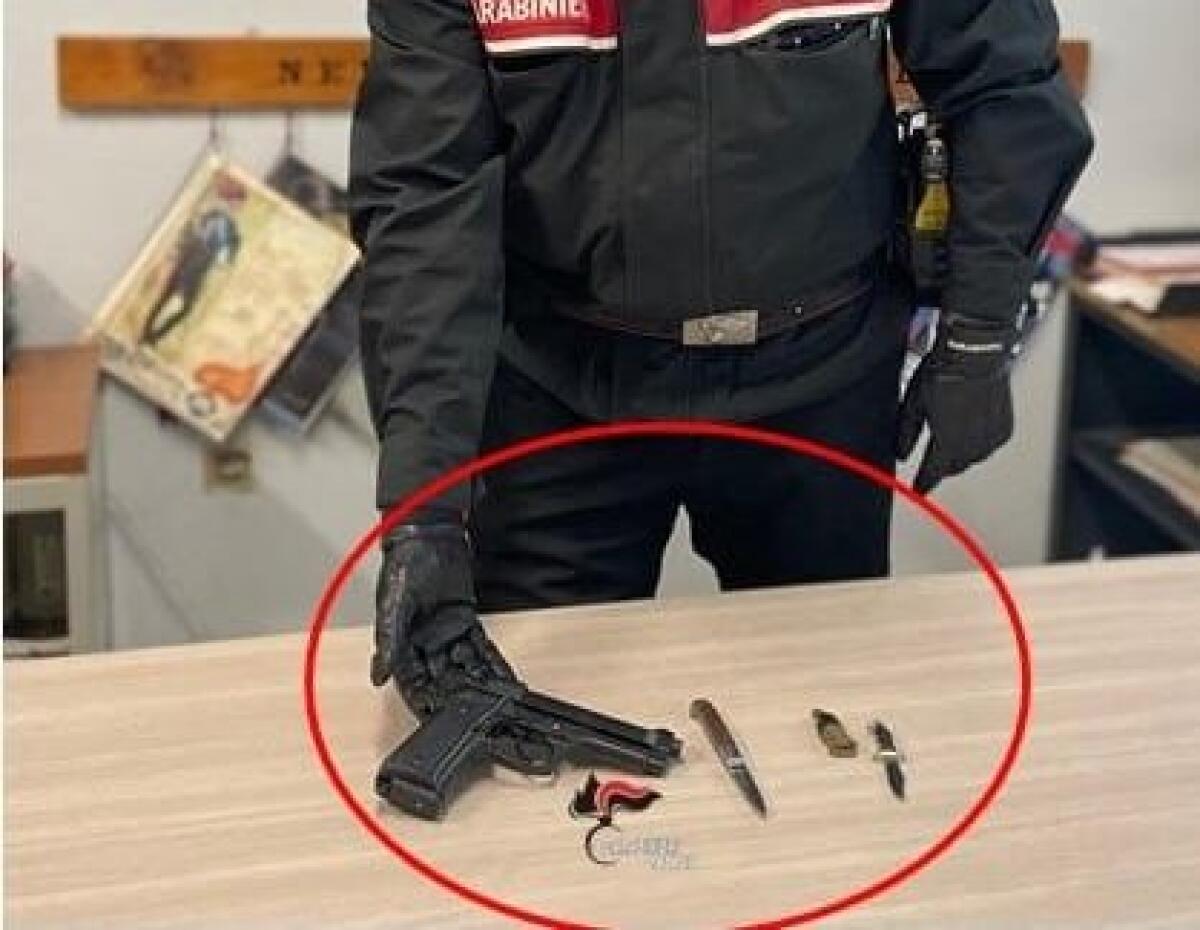 Ramacca, 20enne fermato di notte sulla Catania-Caltagirone: in auto pistola a salve senza tappo rosso e coltelli - 