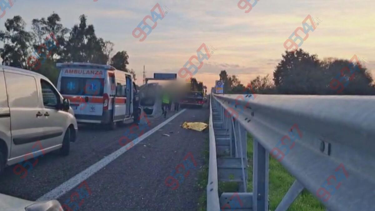 Incidente mortale sull’A18 prima del casello di San Gregorio: scende dall’auto per una foratura e viene travolto, traffico in tilt - 