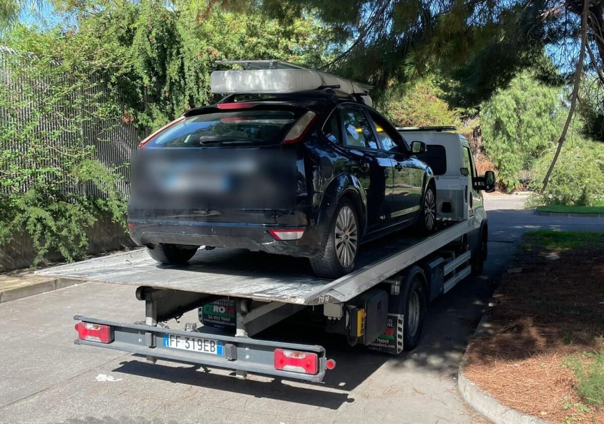 Blitz in borghese a Catania: sequestrata l’auto a chi scaricava rifiuti, oltre 1.500 euro di multe - 