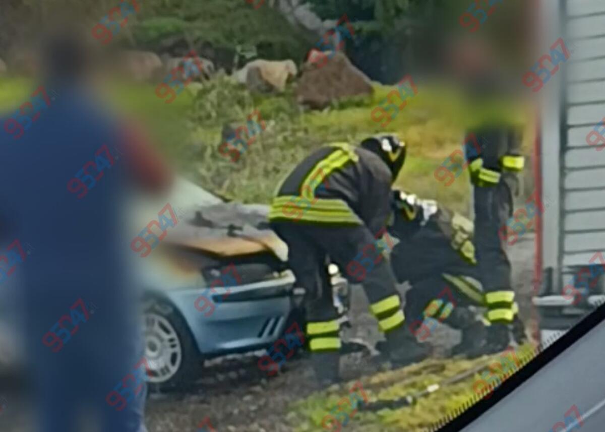 Paternò, Auto prende fuoco  in via Scala Vecchia, nessun ferito - 