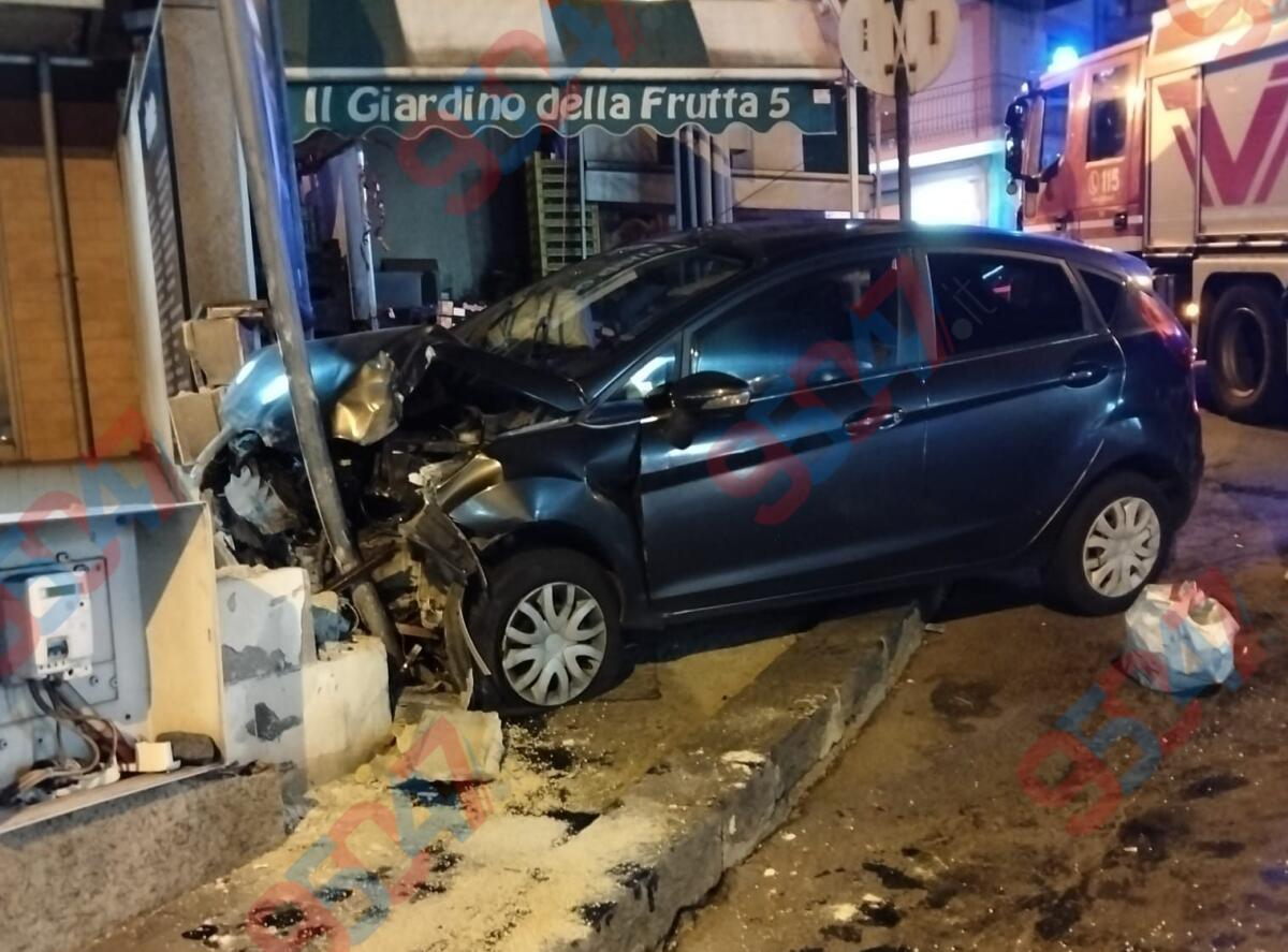 GRAVINA DI CATANIA. Auto si schianta contro un muro in via Gramsci: sul posto Carabinieri e Vigili del Fuoco - 