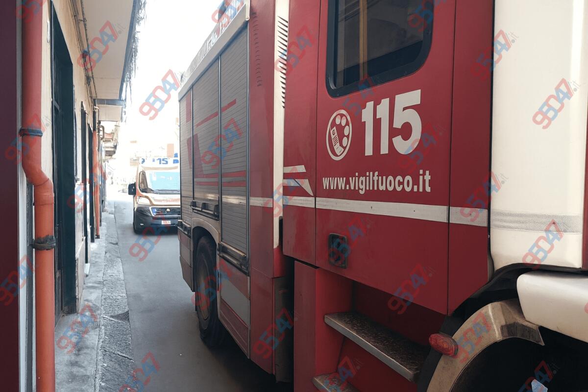 Paternò, donna colta da malore in casa: intervento dei Vigili del Fuoco SAF e ambulanze del 118 - 