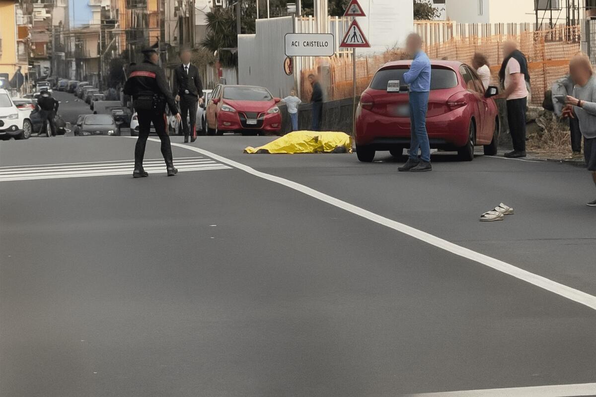Aci Castello, 63enne travolta mentre attraversa la SS114: donna morta sul colpo - 