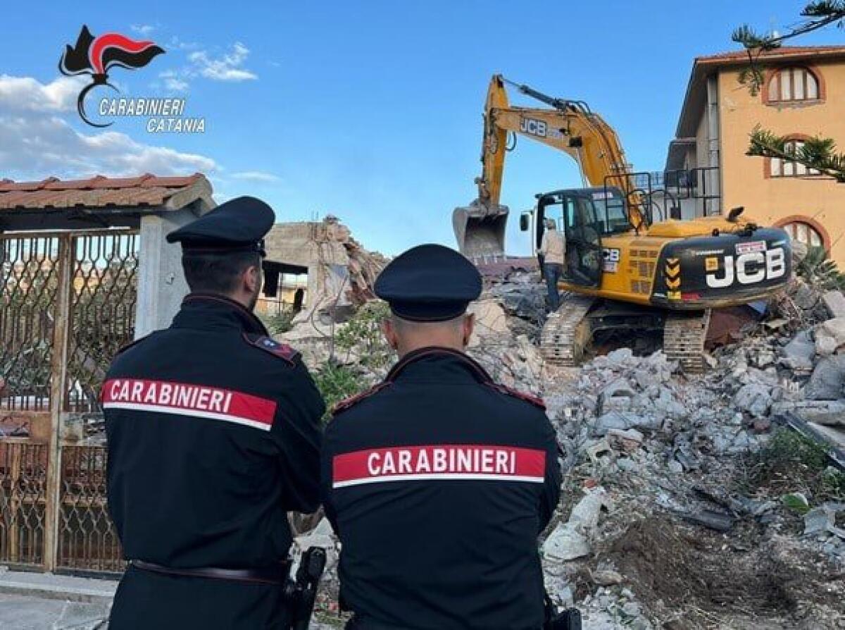 Catania, ruspe in azione all’Oasi del Simeto: demolita villetta abusiva a due piani - 