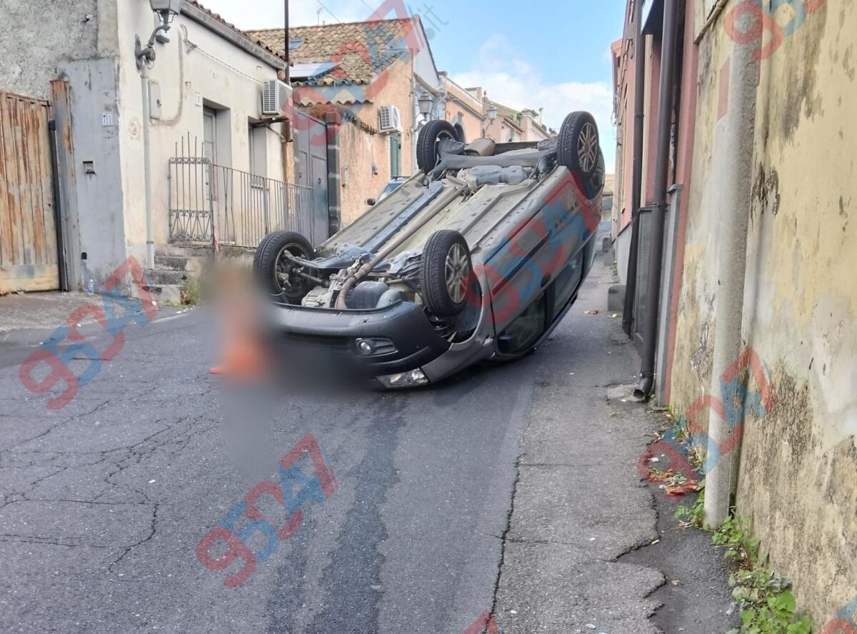 Mascalucia, auto si ribalta in via del Bosco: ferita una donna. Strada chiusa - 