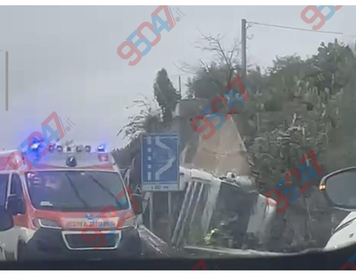 Grave incidente sulla SS 284 a Scalilli, camion si ribalta: elisoccorso sul posto - 