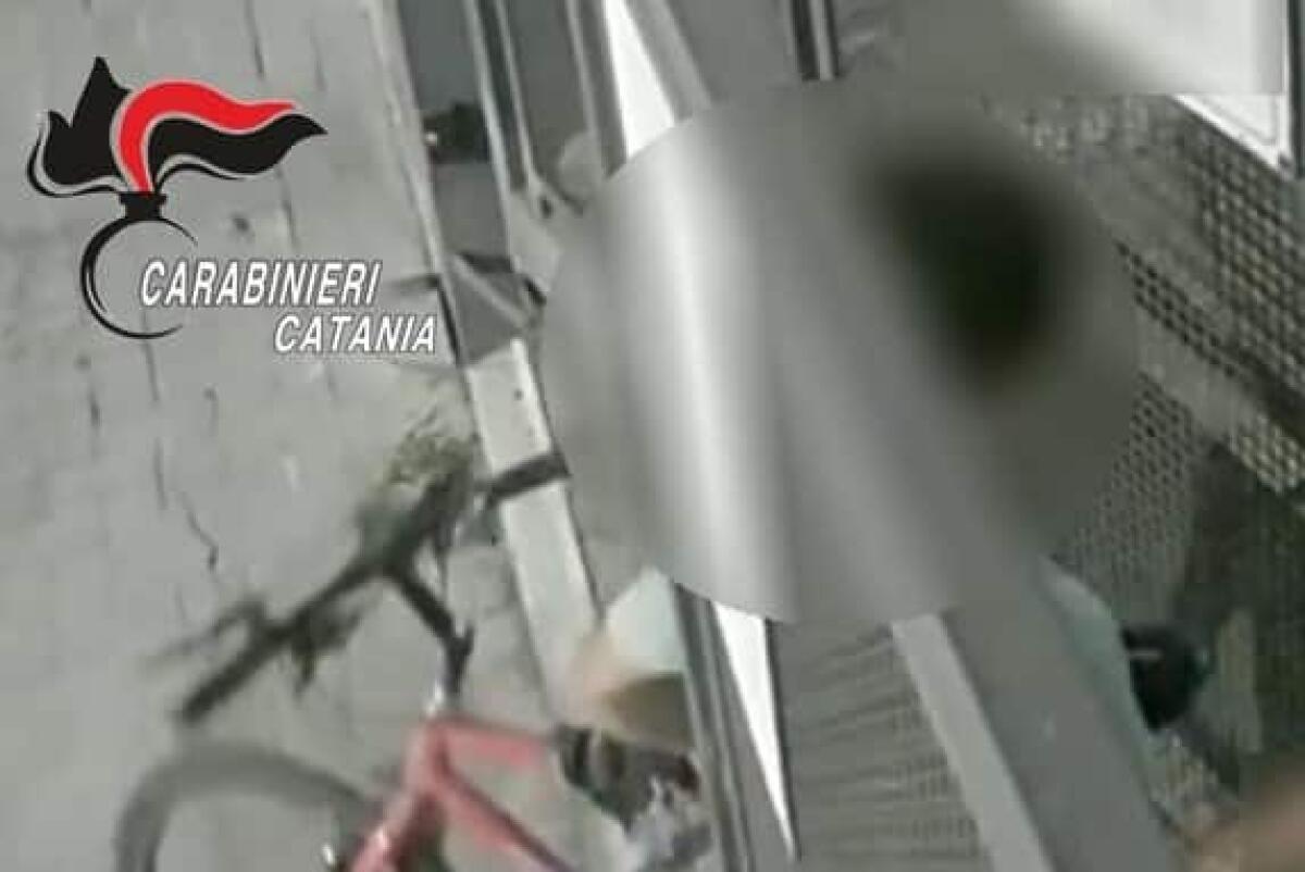 Catania, entra con un carrello e esce con una bici: individuato e denunciato grazie ai filmati - 