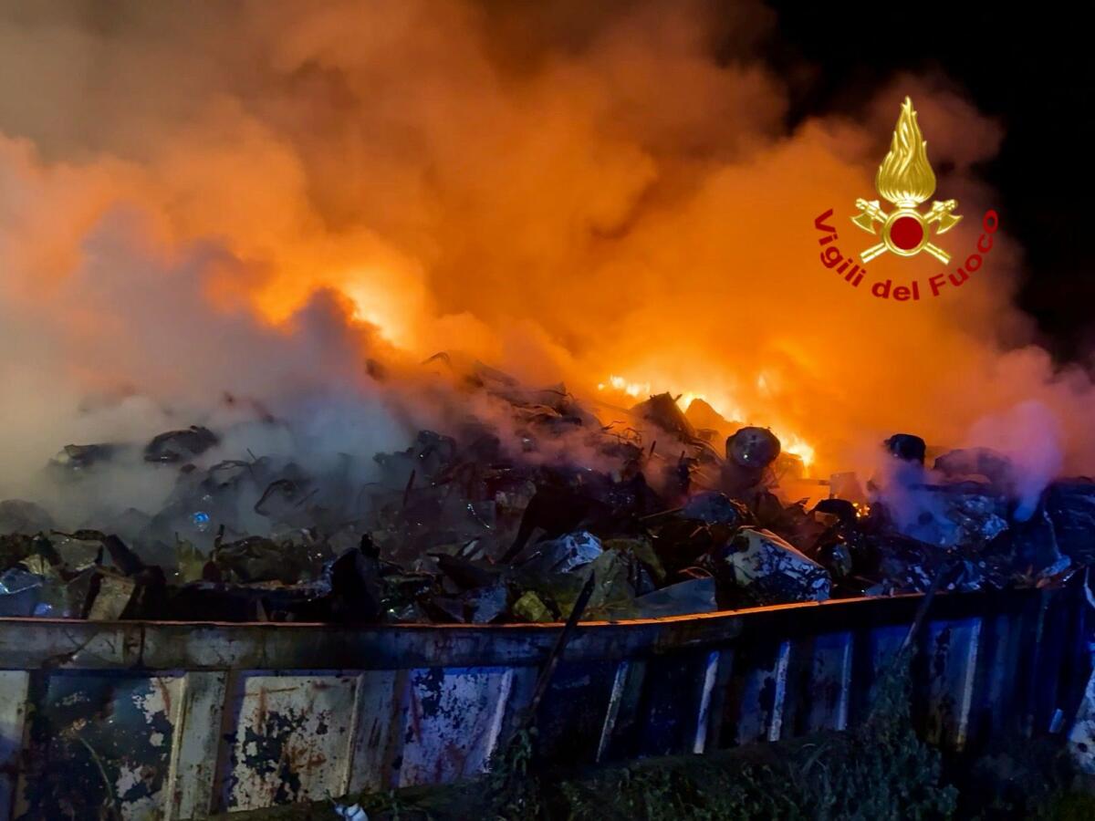 Vaccarizzo, fiamme in un’azienda di ferrosi: maxi-operazione dei Vigili del Fuoco ieri sera - 