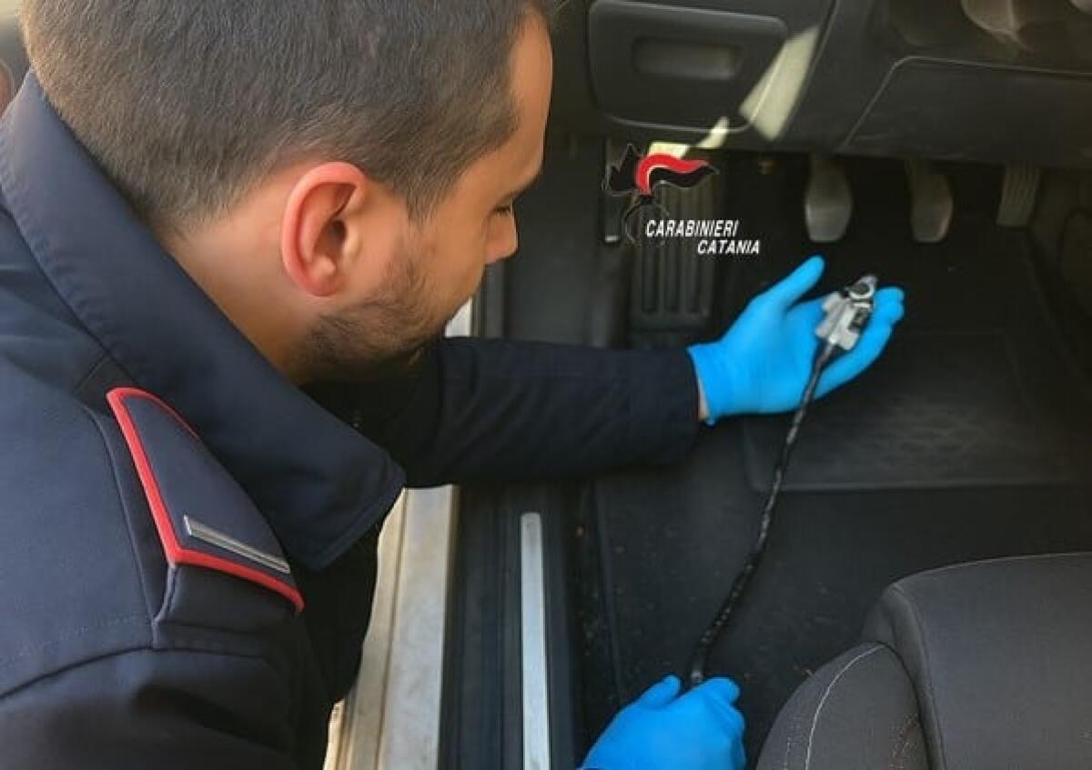 Biancavilla, giro in auto con un manganello di 53 cm: nei guai due minorenni - 