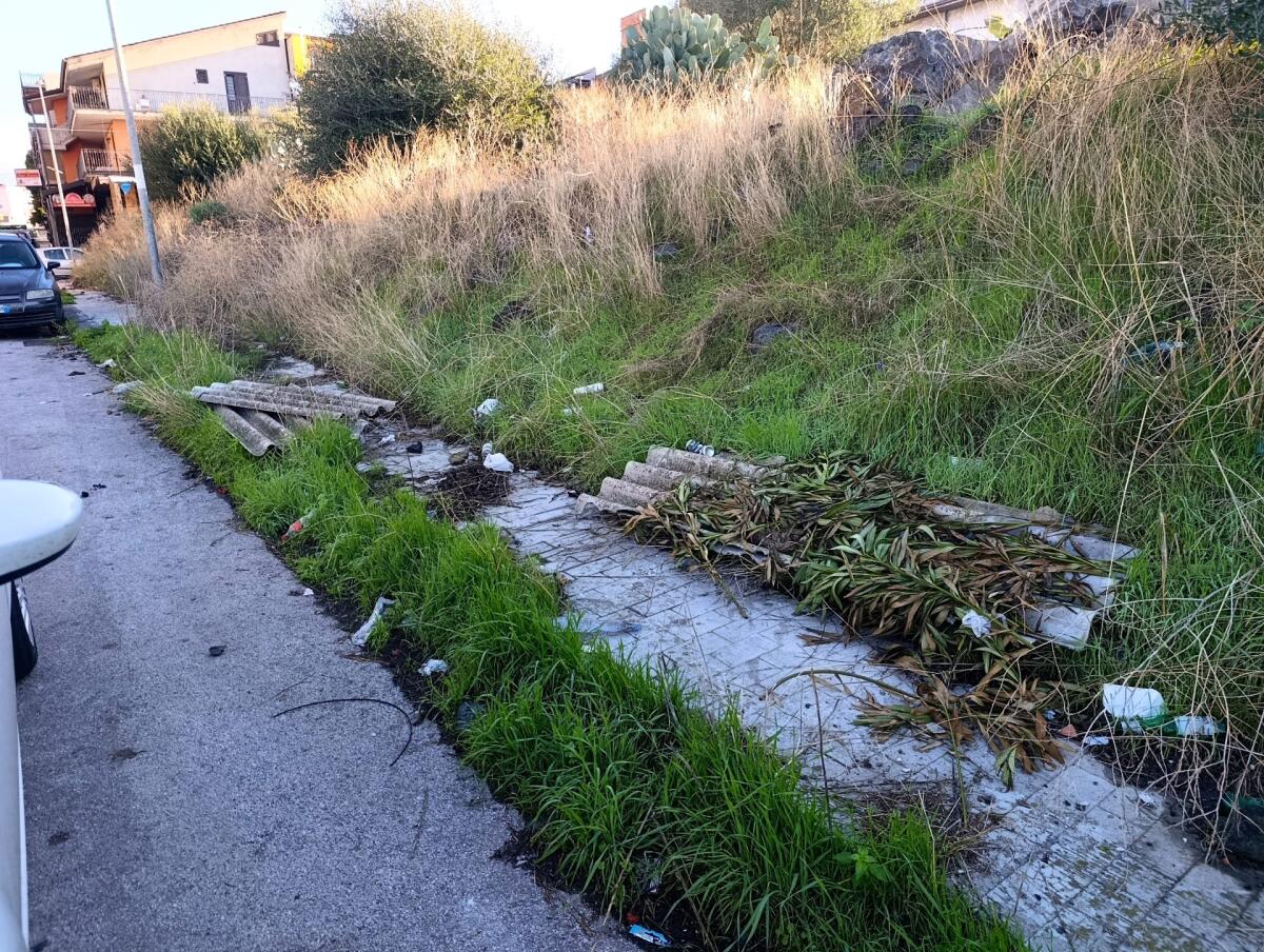 Paternò, eternit ancora abbandonato in via Estonia: a due settimane dalla segnalazione nulla è cambiato - 