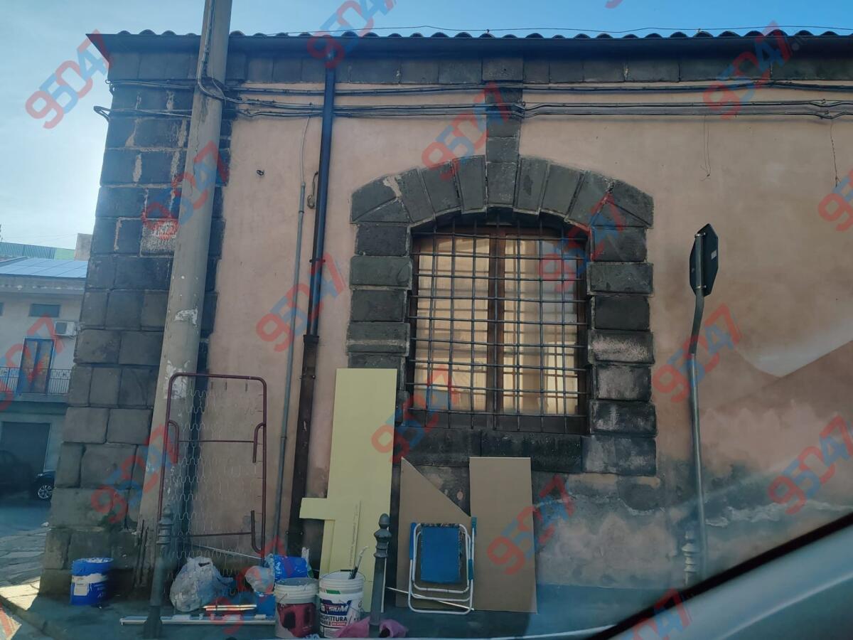 Paternò, materassi e materiali abbandonati davanti all’ex carcere: la segnalazione dei residenti - 