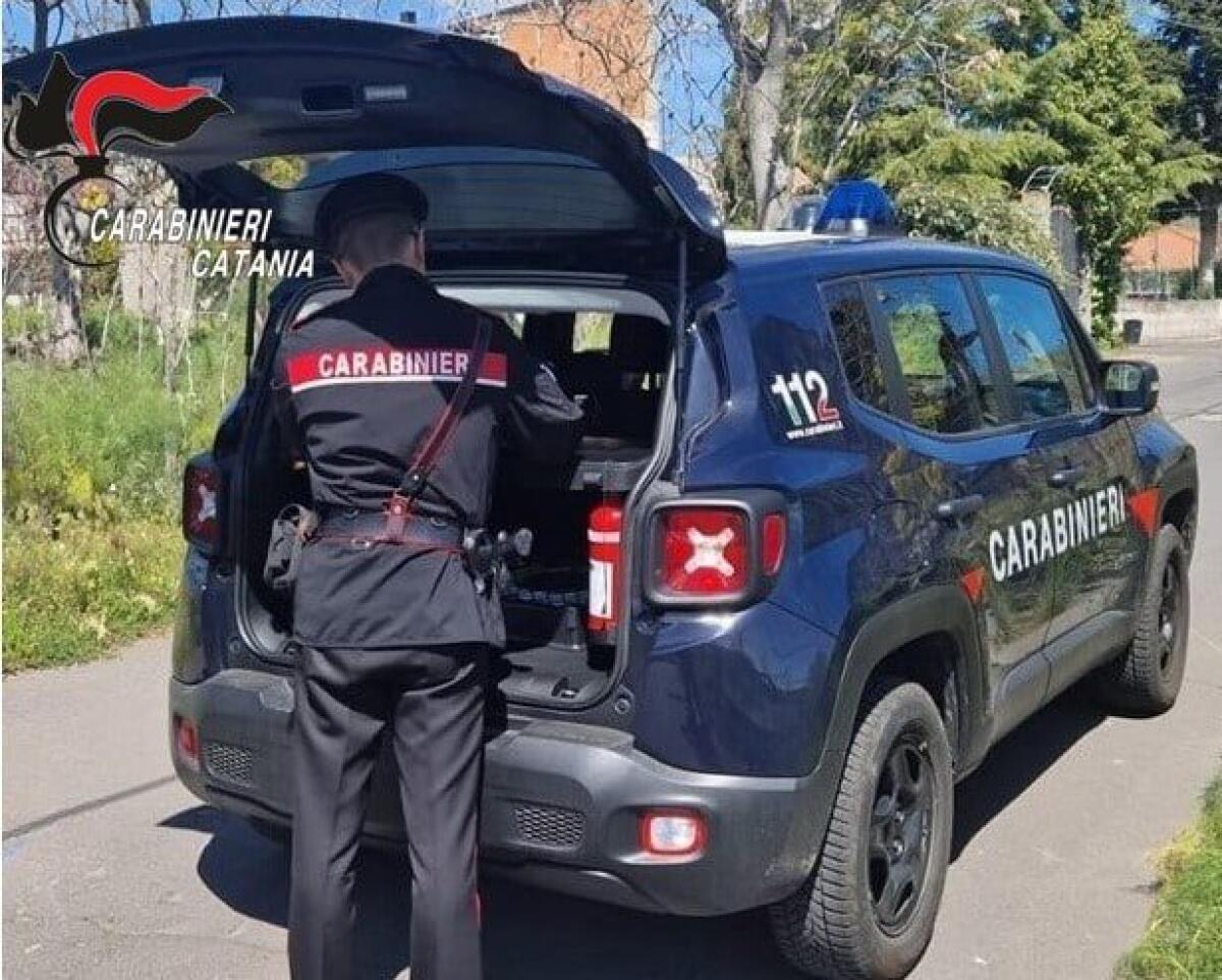 MOTTA SANT'ANASTASIA. Notato dai Carabinieri mentre tenta di cambiare strada: 18enne denunciato per droga - 