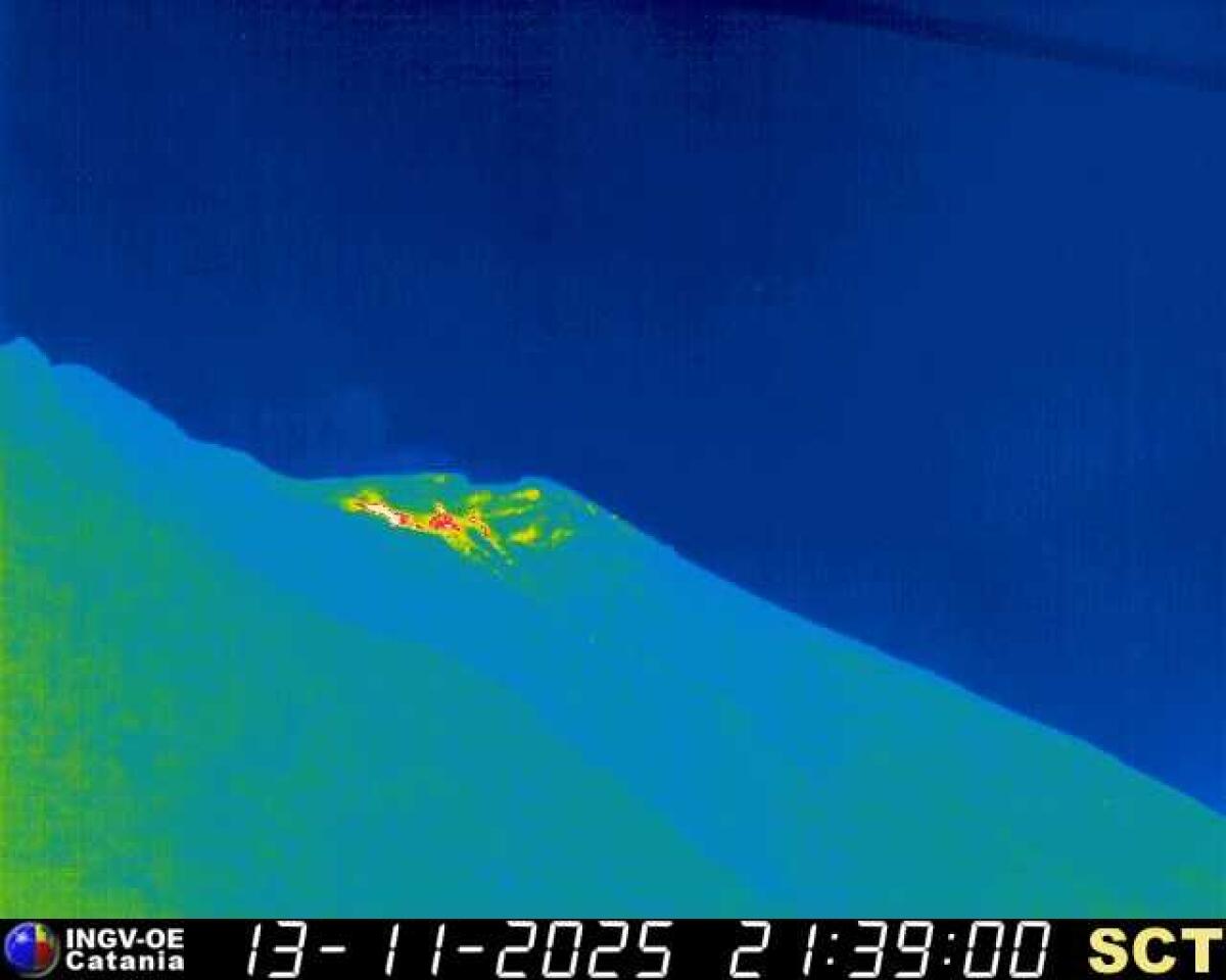 Stromboli, flusso lavico in corso nella parte alta della Sciara del Fuoco - 