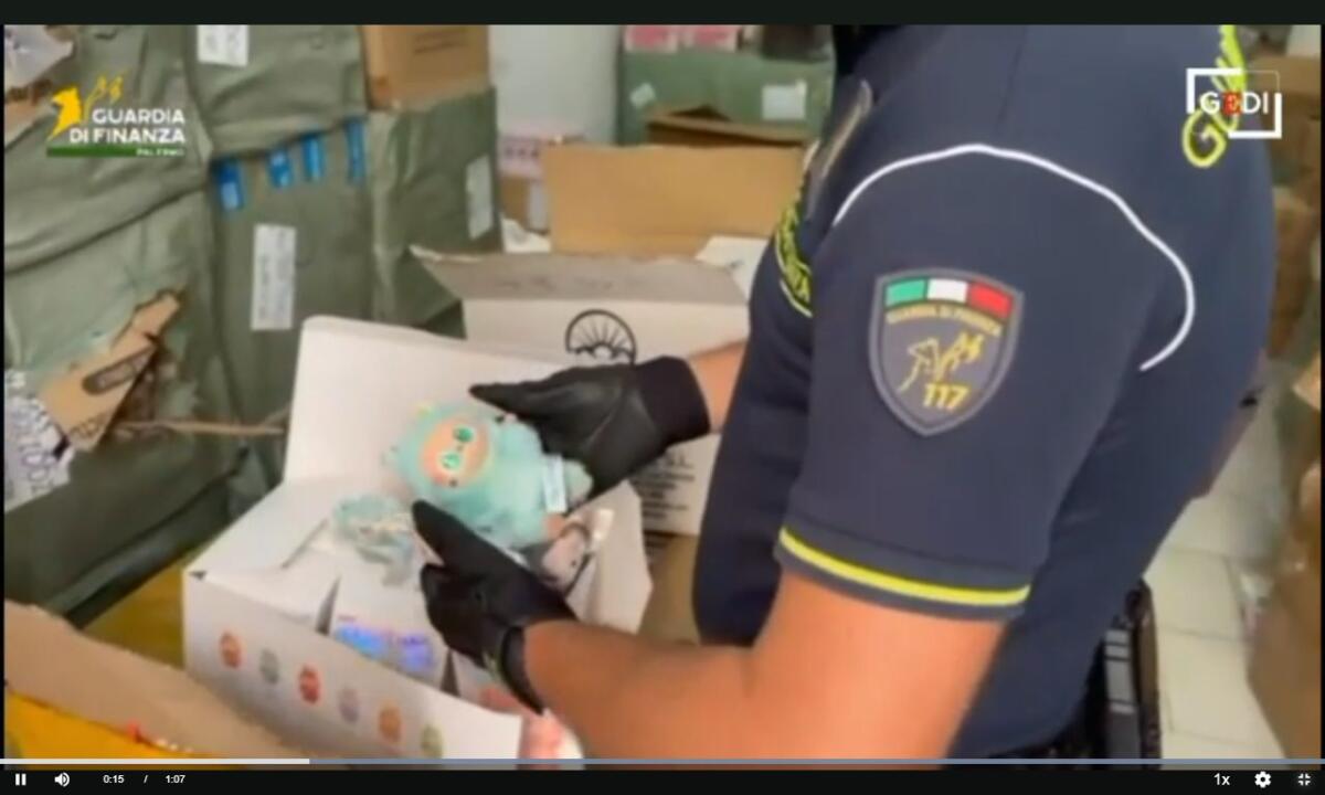 Palermo, maxi sequestro di 10mila Labubu falsi: sette commercianti indagati, valore del giro d’affari oltre mezzo milione - 