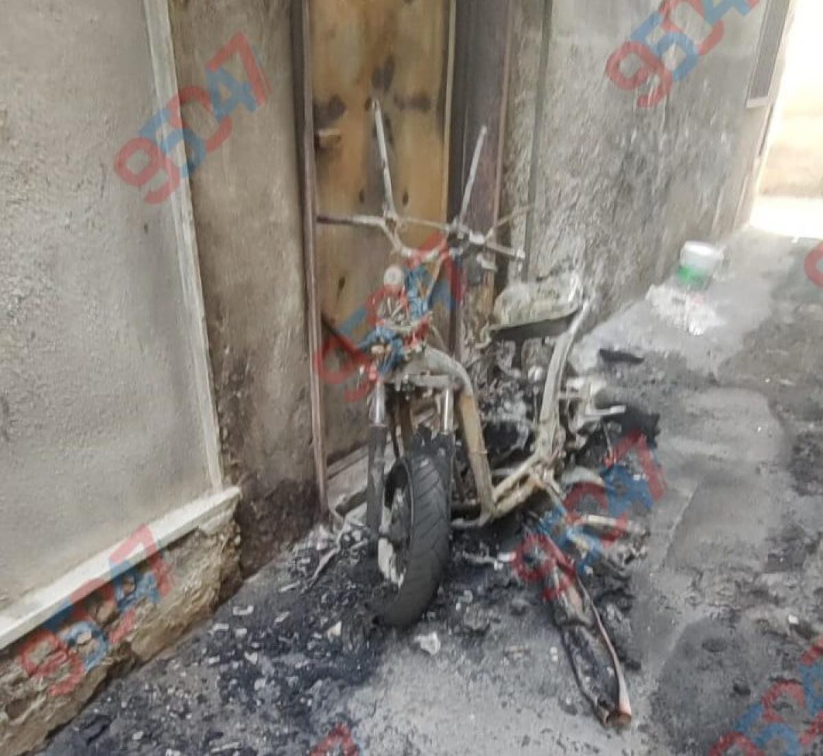 Notte di paura a Paternò: rogo devasta scooter in una traversa del centro storico, danneggiato anche un portone - 