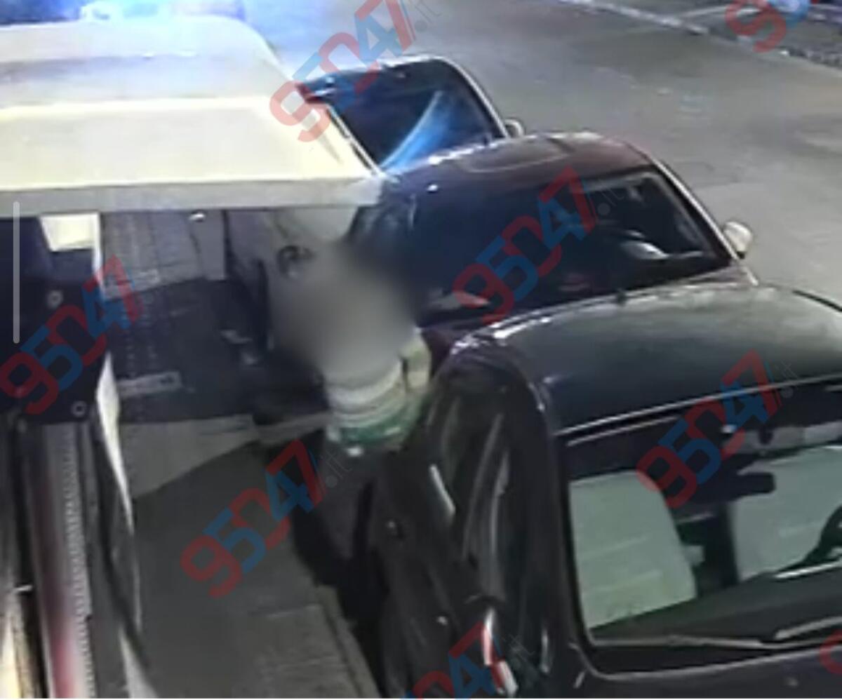 Paternò, uomo fa i bisogni tra le auto in via Vittorio Emanuele: indignazione dei residenti - 