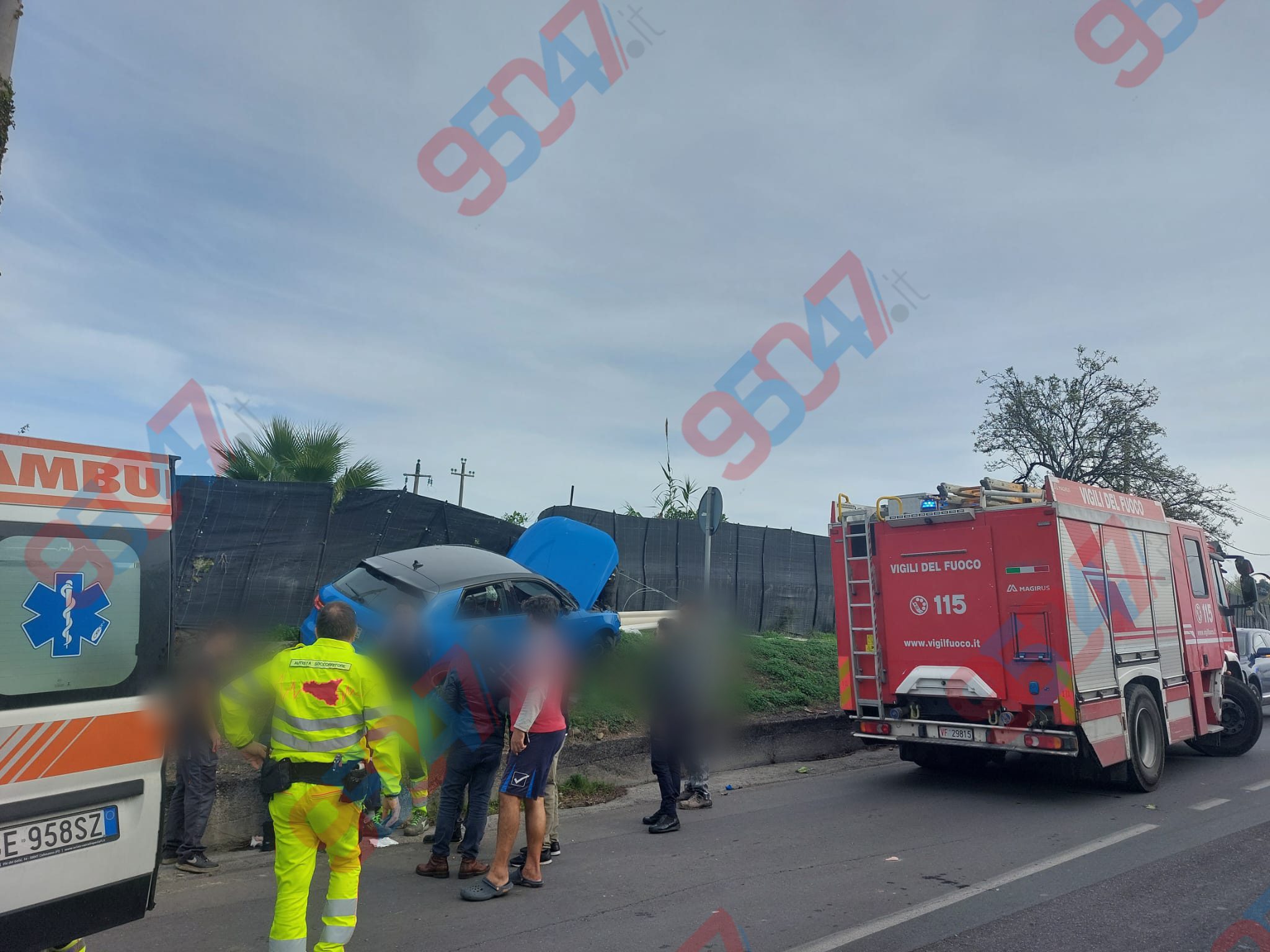 Paternò, auto in fiamme in via Scala Vecchia: pochi minuti dopo incidente sulla SP134 di Motta Sant’Anastasia
