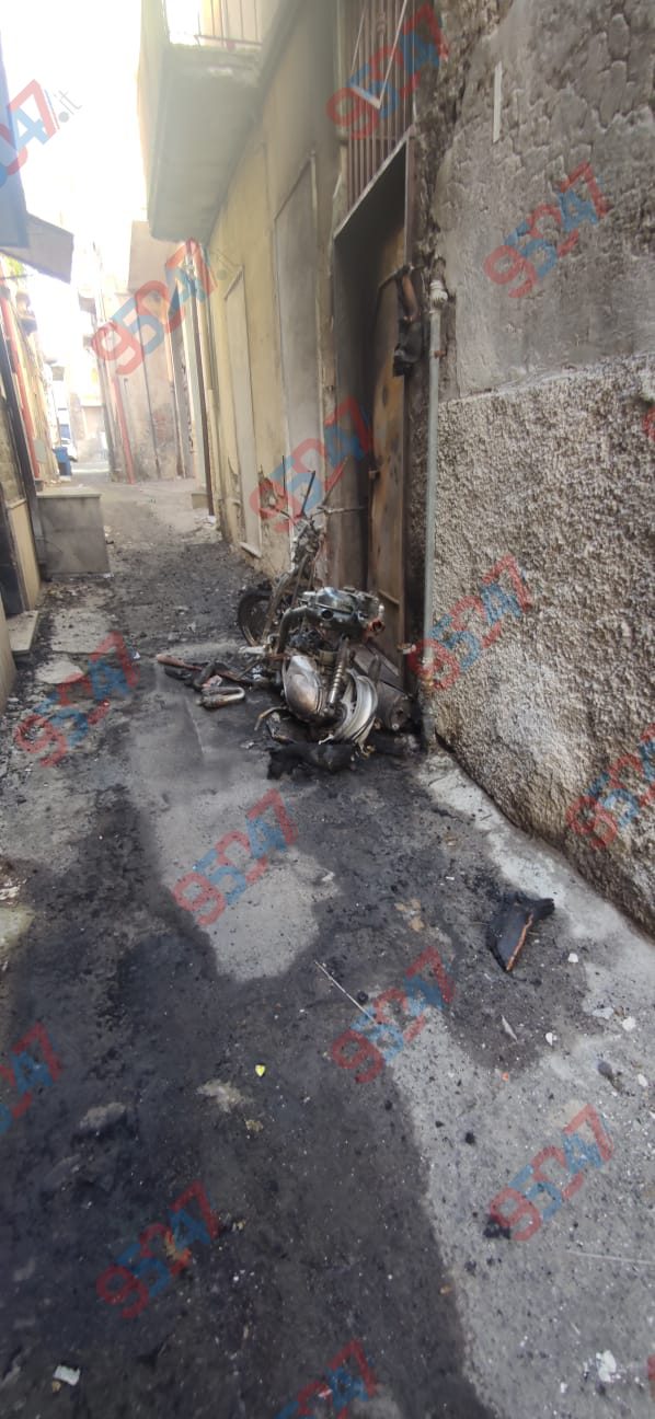 Notte di paura a Paternò: rogo devasta scooter in una traversa del centro storico, danneggiato anche un portone