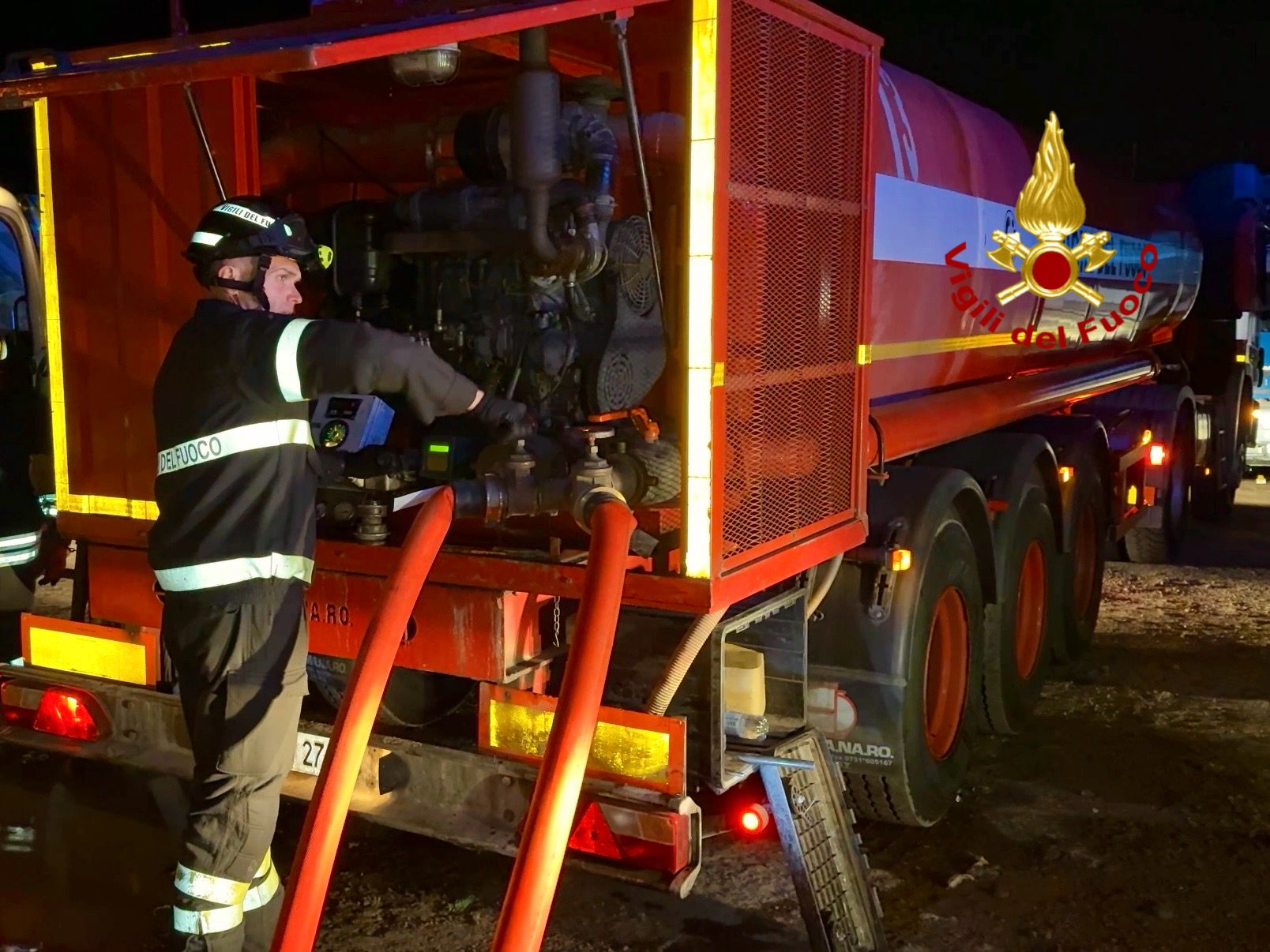 Vaccarizzo, fiamme in un’azienda di ferrosi: maxi-operazione dei Vigili del Fuoco ieri sera