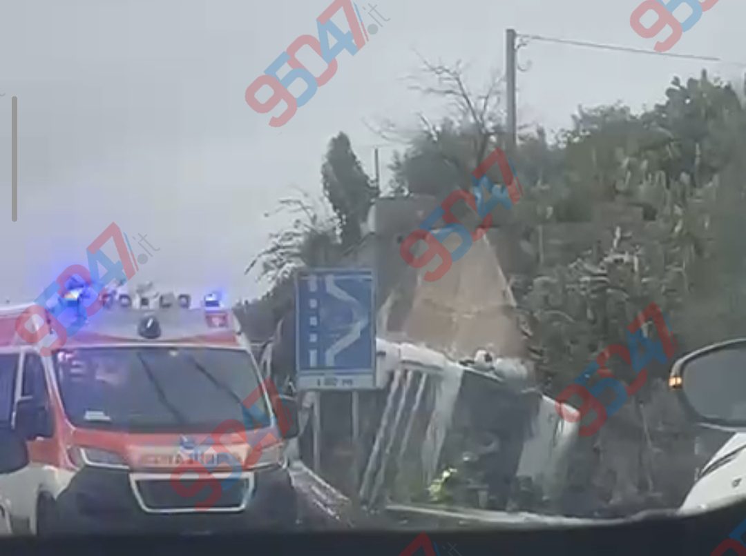 Grave incidente sulla SS 284 a Scalilli, camion si ribalta: elisoccorso sul posto