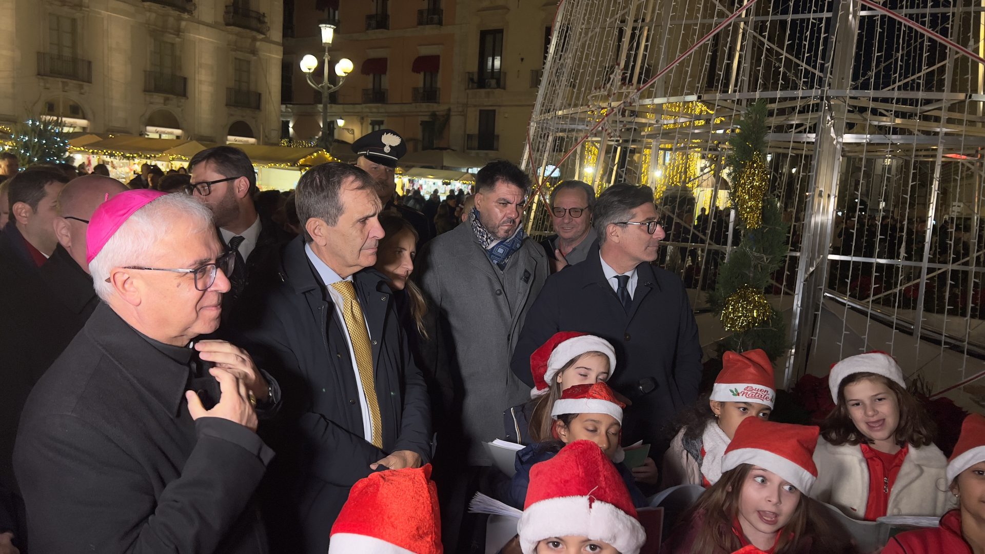 Ventidue metri di magia: acceso l’albero di Natale in piazza Università a Catania