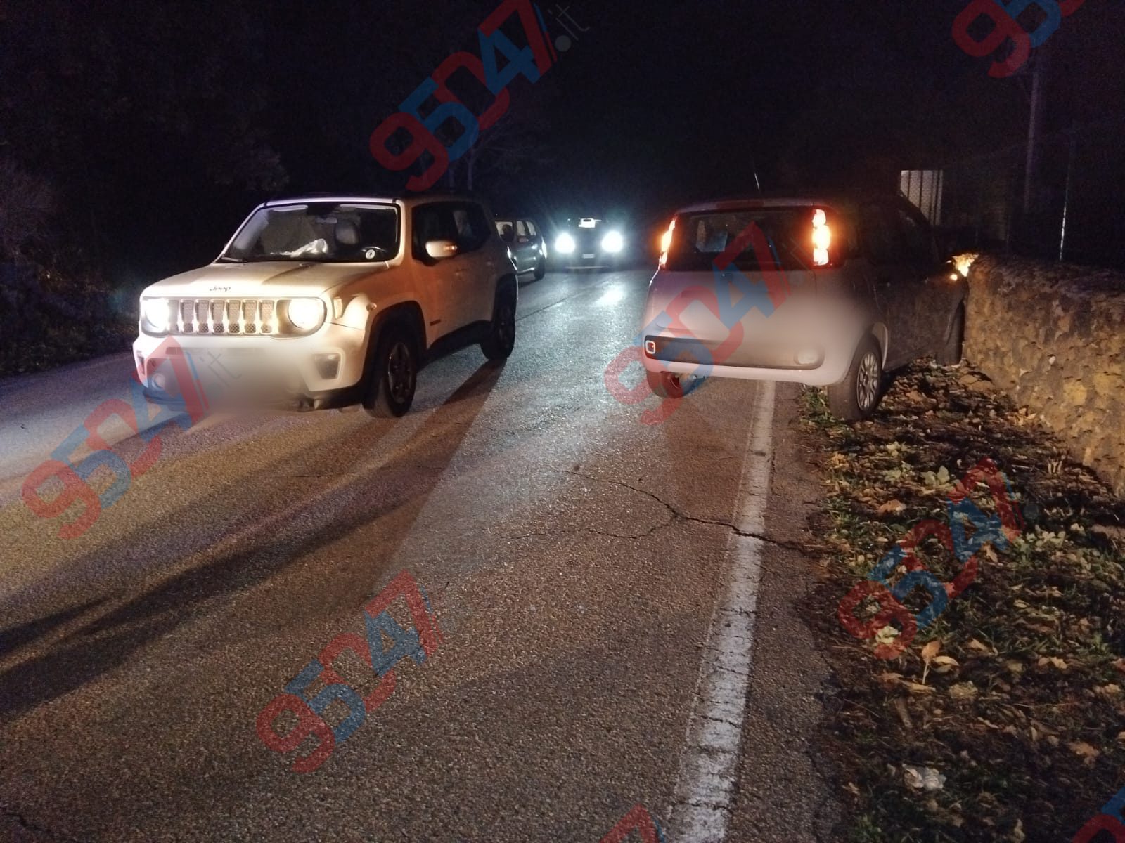 Incidente sulla SP120 a Belpasso: tre auto coinvolte, una finisce contro un muretto