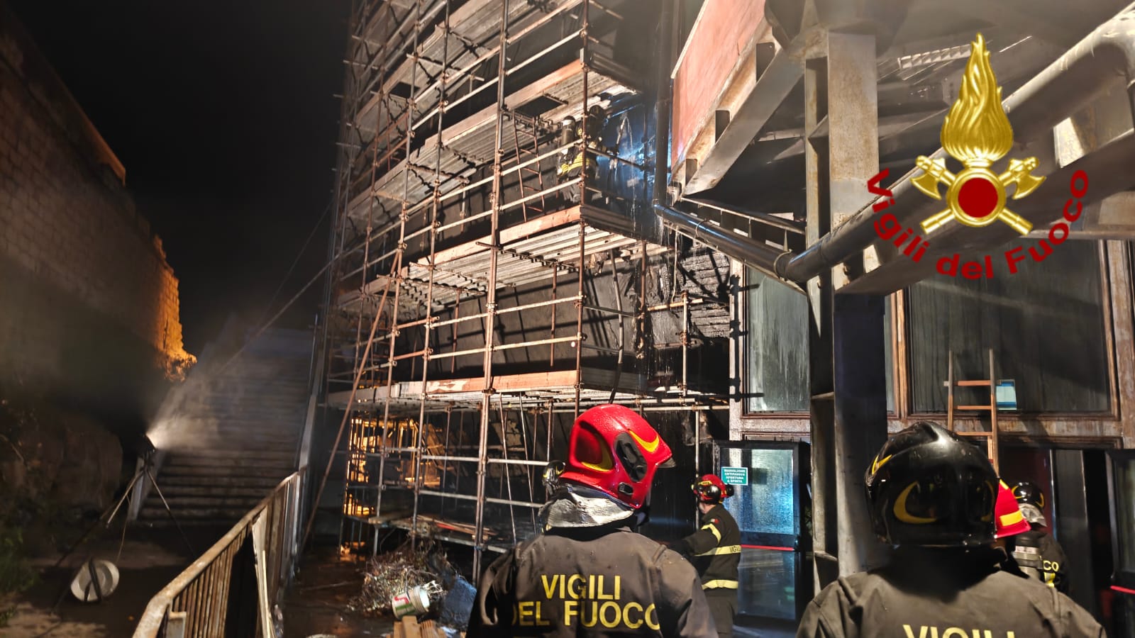 Catania, enorme incendio al complesso “Le Ciminiere”: fiamme e fumo visibili da tutta la città