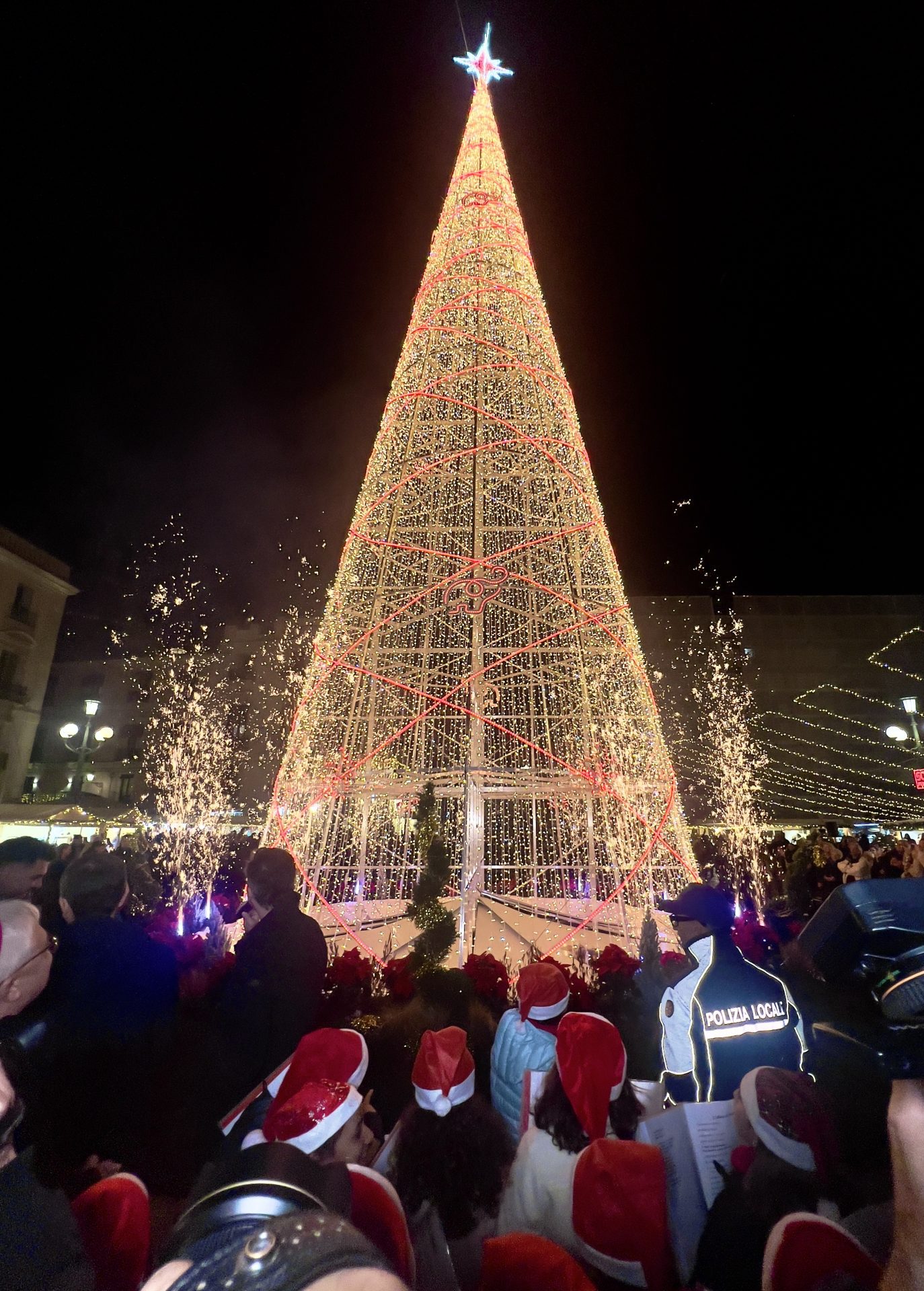 Ventidue metri di magia: acceso l’albero di Natale in piazza Università a Catania