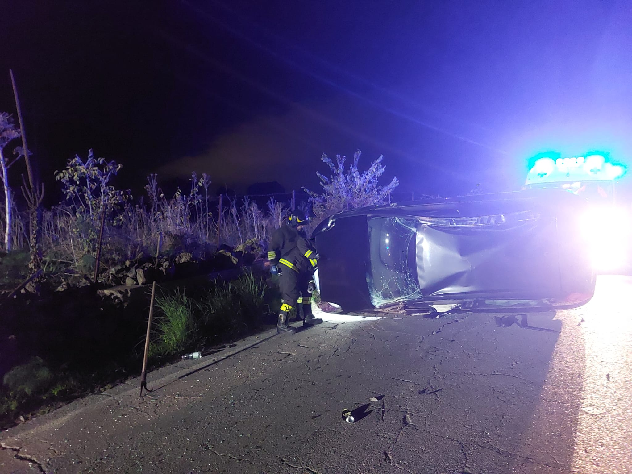INCIDENTE SULLA PATERNO' RAGALNA AUTO SI CAPOVOLGE, SUL POSTO VIGILI DEL FUOCO E AMBULANZA