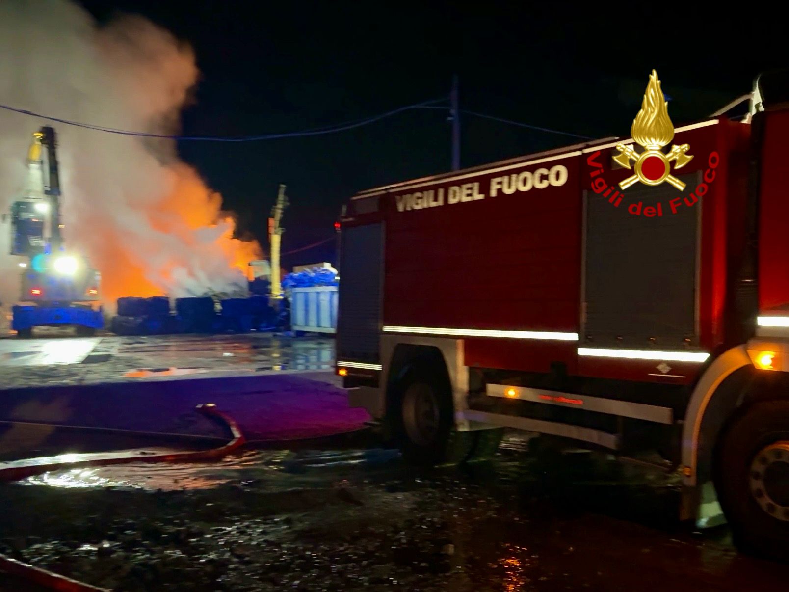Vaccarizzo, fiamme in un’azienda di ferrosi: maxi-operazione dei Vigili del Fuoco ieri sera