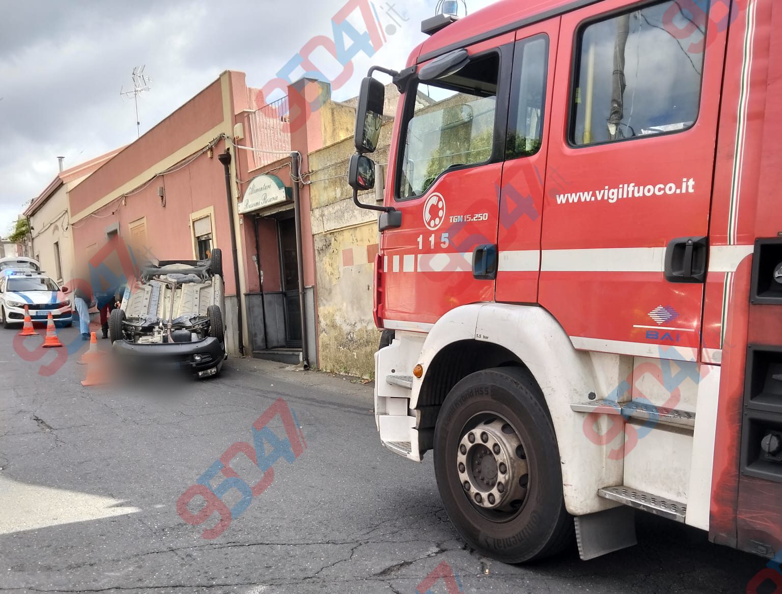 Mascalucia, auto si ribalta in via del Bosco: ferita una donna. Strada chiusa