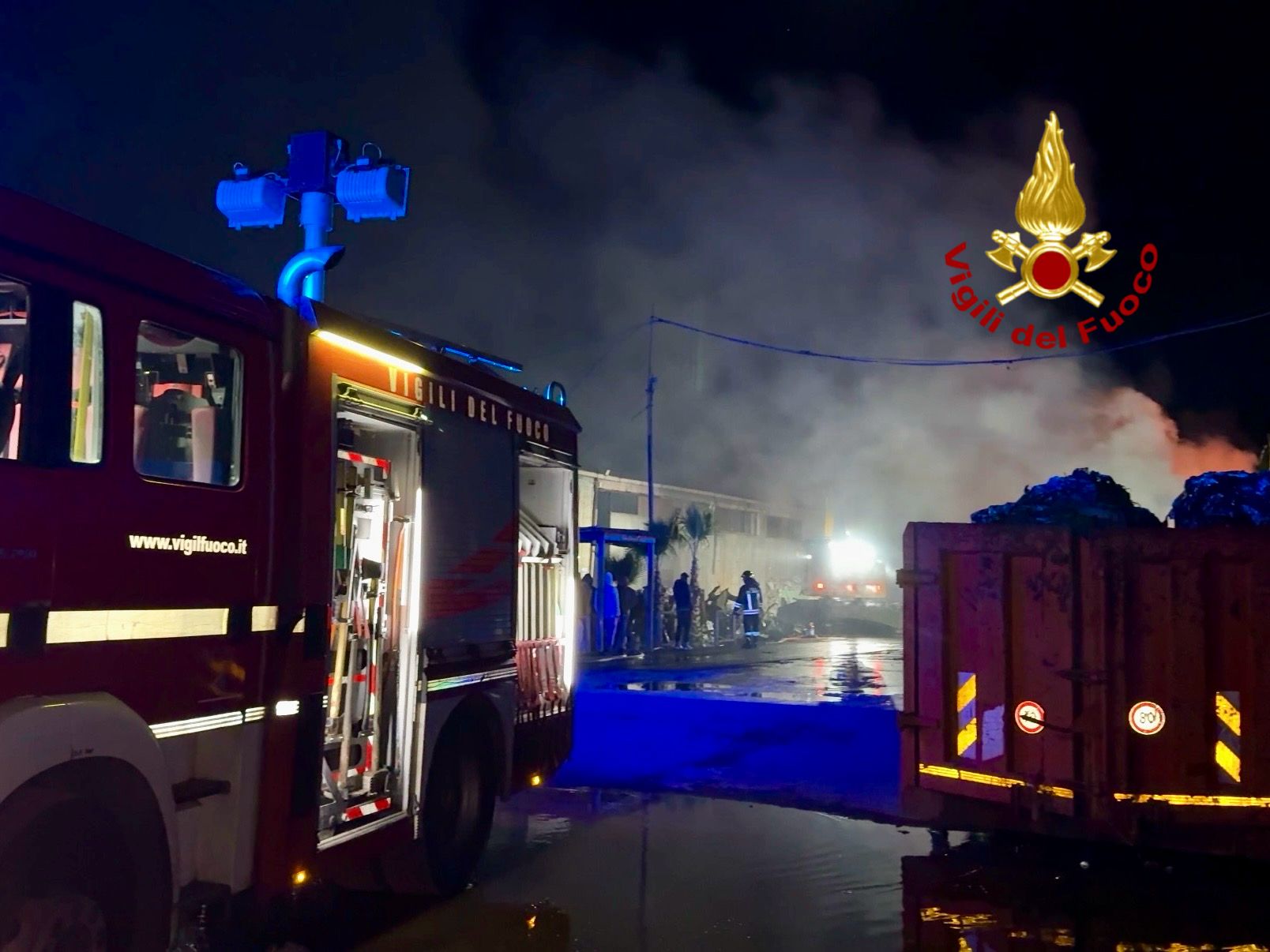Vaccarizzo, fiamme in un’azienda di ferrosi: maxi-operazione dei Vigili del Fuoco ieri sera