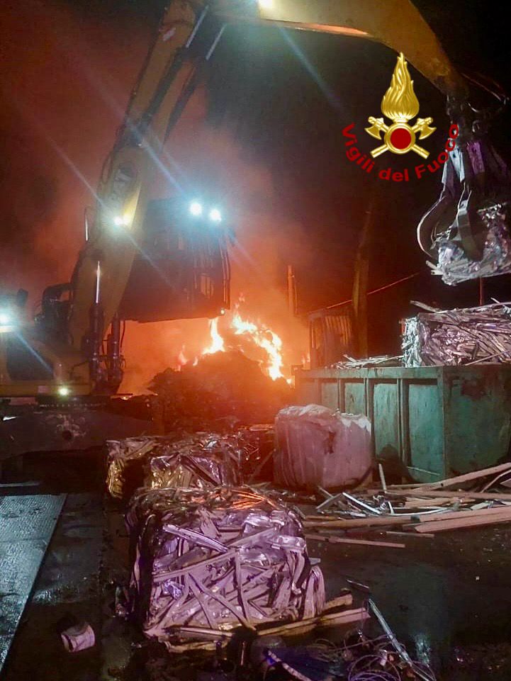 Vaccarizzo, fiamme in un’azienda di ferrosi: maxi-operazione dei Vigili del Fuoco ieri sera