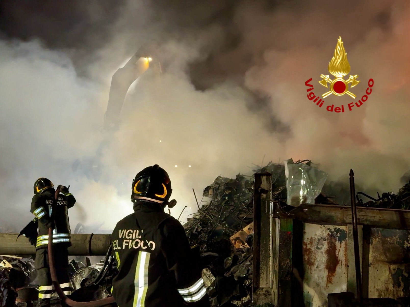 Vaccarizzo, fiamme in un’azienda di ferrosi: maxi-operazione dei Vigili del Fuoco ieri sera