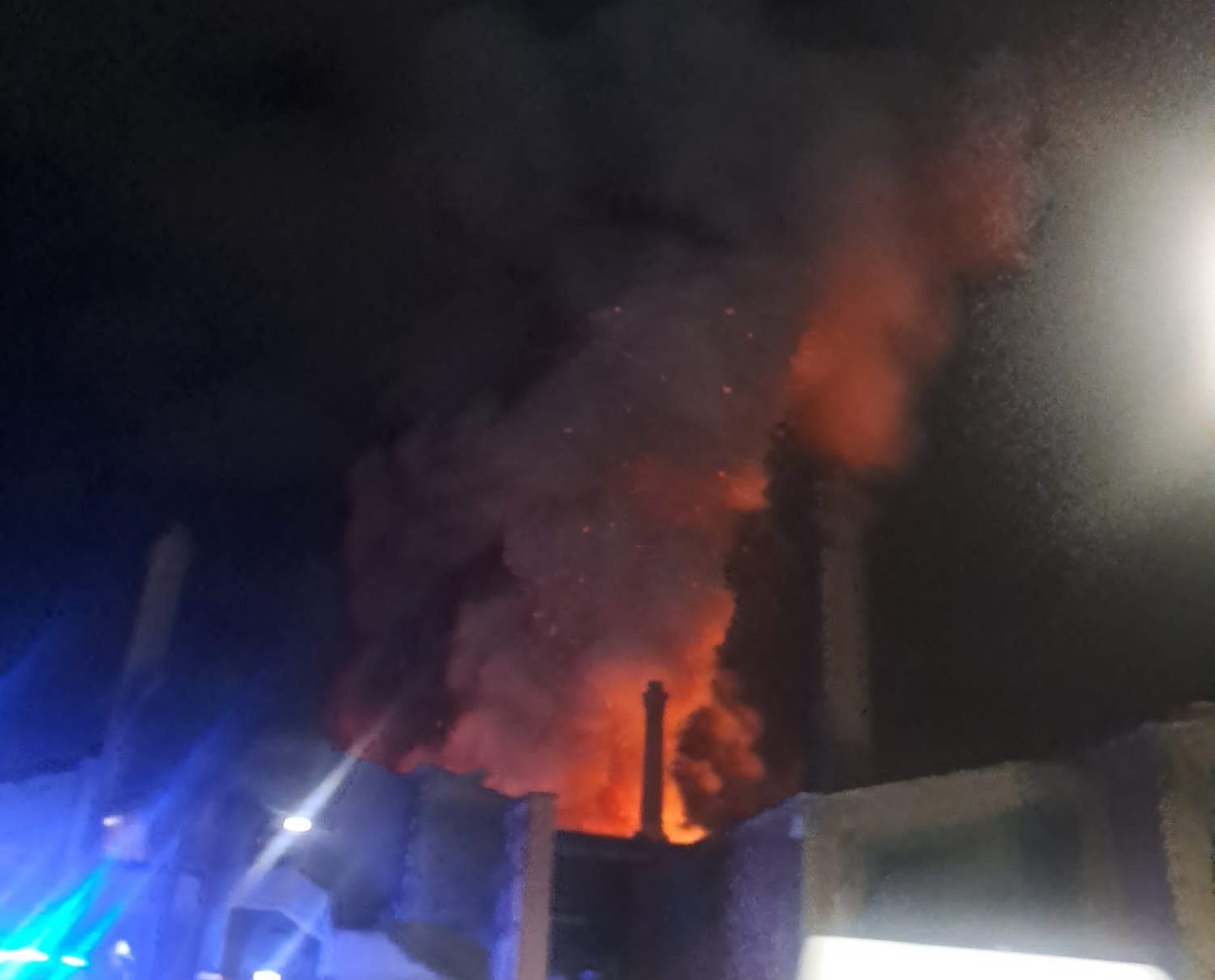 Catania, enorme incendio al complesso “Le Ciminiere”: fiamme e fumo visibili da tutta la città