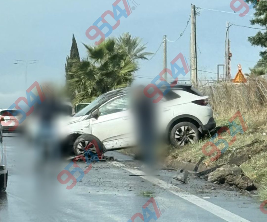PATERNÒ – Grave incidente sulla SS121: auto si ribalta nei pressi dello svincolo “Palazzolo”