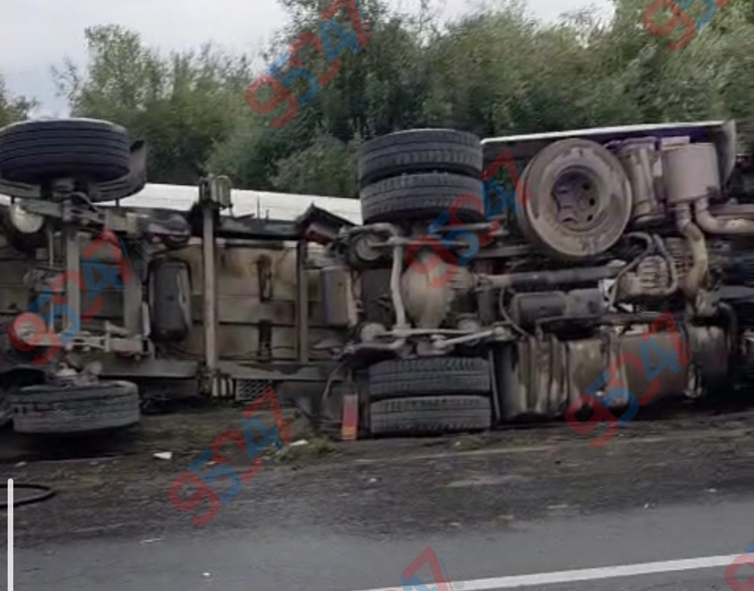 Grave incidente sulla SS 284 a Scalilli, camion si ribalta: elisoccorso sul posto