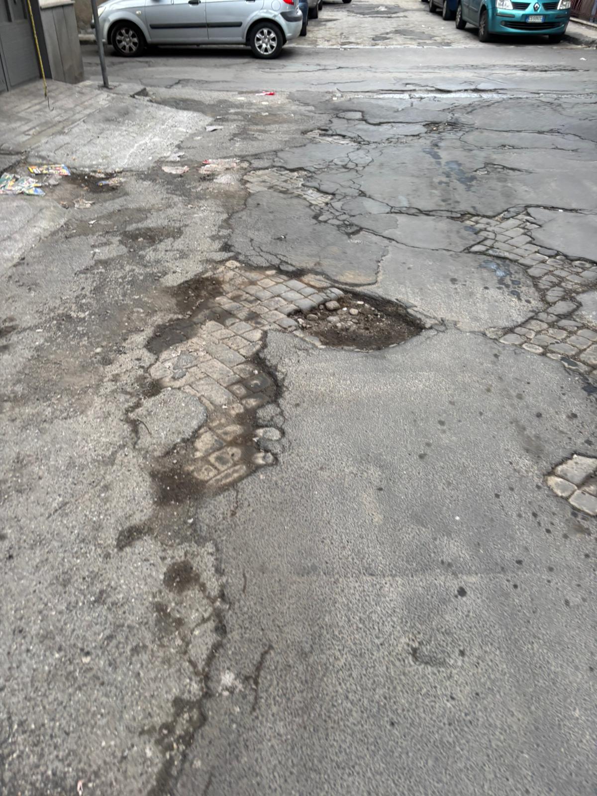 Paternò, segnalazione urgente: crepe e buche profonde in via Lepanto