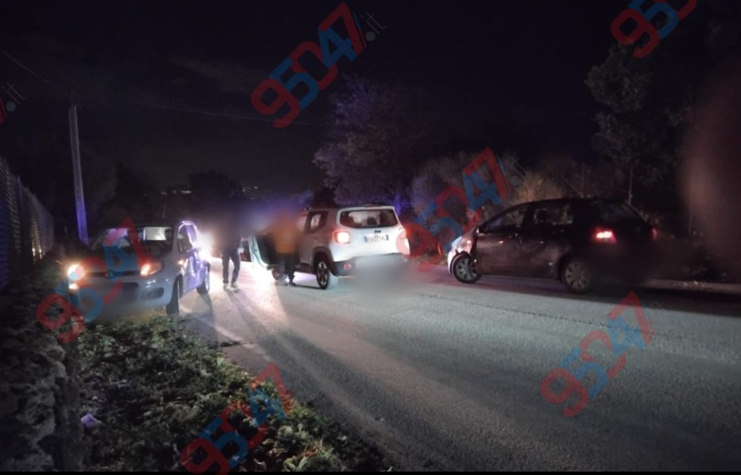 Incidente sulla SP120 a Belpasso: tre auto coinvolte, una finisce contro un muretto