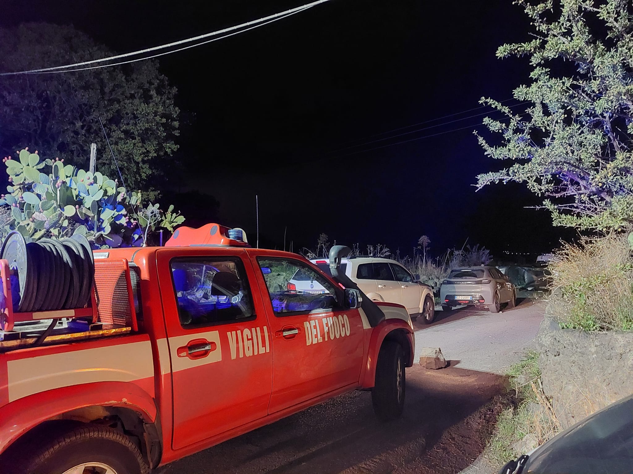 INCIDENTE SULLA PATERNO' RAGALNA AUTO SI CAPOVOLGE, SUL POSTO VIGILI DEL FUOCO E AMBULANZA